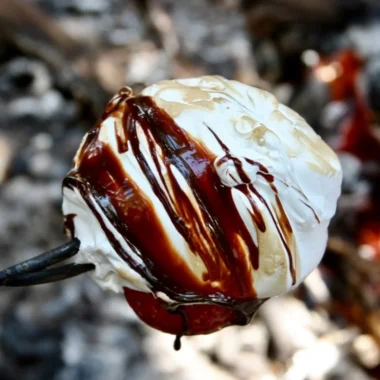 Delicious Marshmallow Creme Strawberries topped with fluffy marshmallow frosting