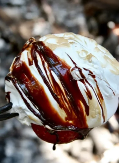 Delicious Marshmallow Creme Strawberries topped with fluffy marshmallow frosting
