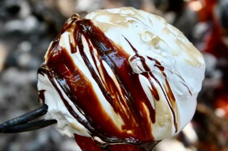 Delicious Marshmallow Creme Strawberries topped with fluffy marshmallow frosting